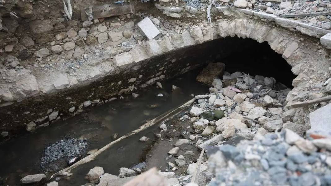 Hatay’da Depremde Yıkılan Binanın Altından Tarihi Su Kanalı Çıktı! 7